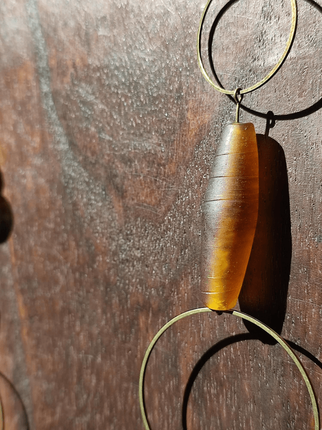 Z- Sautoir fleur en verre de Murano et verre mat anneaux laiton bronze monté sur fil de lin réglable 