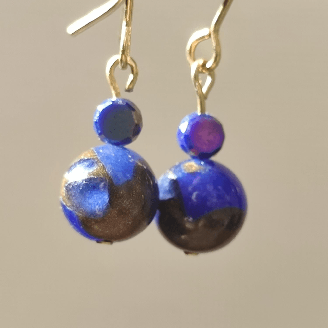 Boucles d'oreilles lapis lazuli: pierres naturelles et verre aux reflets changeant, acier inoxydable doré -sans nickel, pièce unique 
