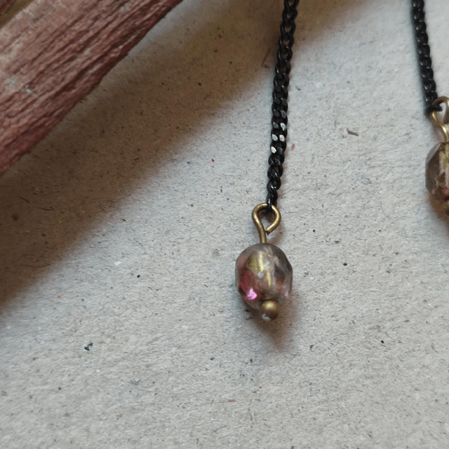 Boucles d'oreilles fleurs et verre aux reflets mordorés, chaîne noire sans nickel, pièce unique 