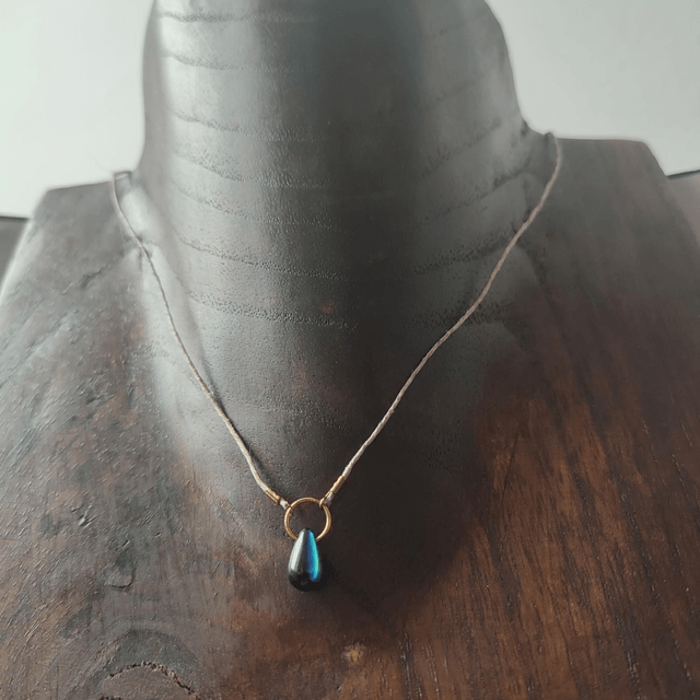 Collier gouttes en verre aux reflets turquoises et noirs, monté sur fil de jade réglable avec chaîne d'extension, pièce unique 
