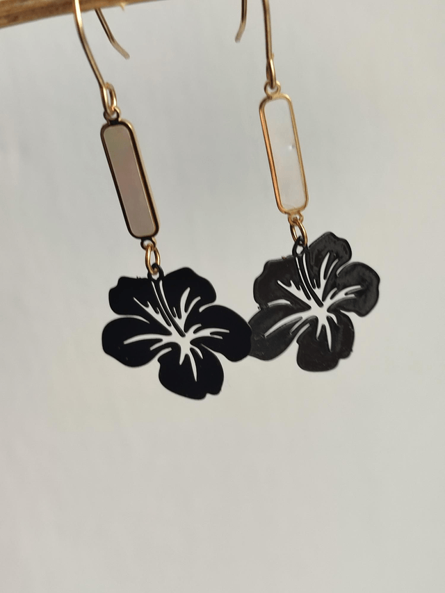 Z-Boucles d'oreilles fleurs noires & nacre, fermoirs en acier inoxydable doré -sans nickel, pièce unique 