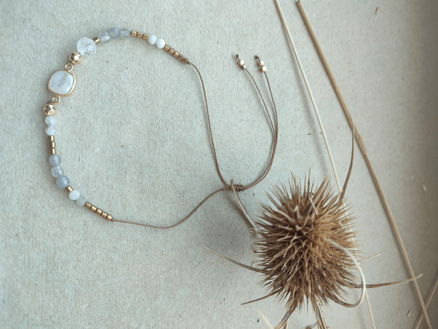 Z-Bracelet nacre et pierres de lune ( pierres naturelles) monté sur fil de jade, très résistant, pièce unique 
