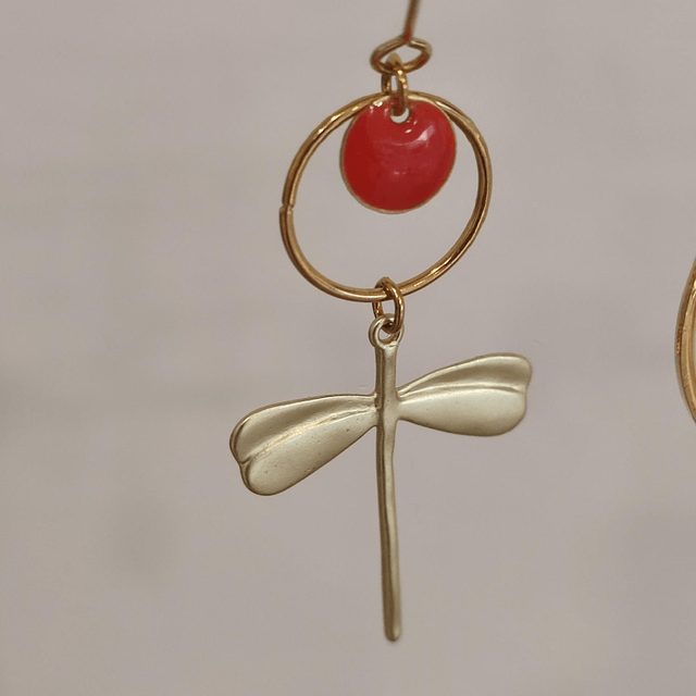Boucles asymétriques email orange et libellule, acier inoxydable doré -sans nickel, pièce unique 