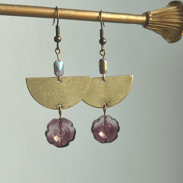 Boucles d'oreilles demi cercle et fleurs en verre violine et or , laiton bronze, pièce unique, sans nickel 