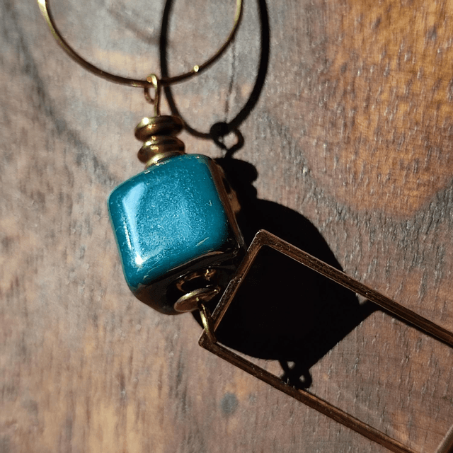 Sautoir céramique et verre" bleu paon"  acier inoxydable doré monté sur fil de lin réglable,- pièce unique 