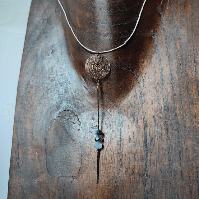 Collier cercle , chaîne noire et perles en verre monté sur fil de lin avec chaîne d'extension en acier inoxydable doré 