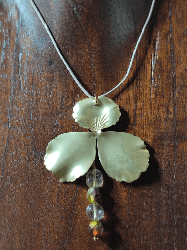 Z- Collier fleur dorée, citrine jaune doré pierres naturelles et verre aux reflets mordorés monté sur fil de lin avec chaîne d'extension 