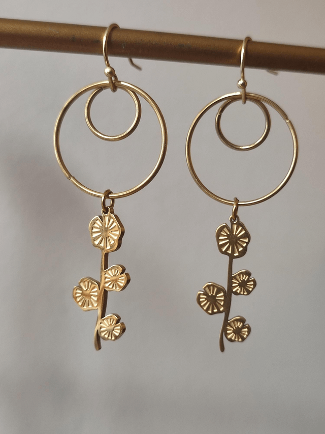 Z-fleurs de pissenlit et cercles pour ces boucles d'oreilles en acier inoxydable doré -sans nickel, pièce unique 