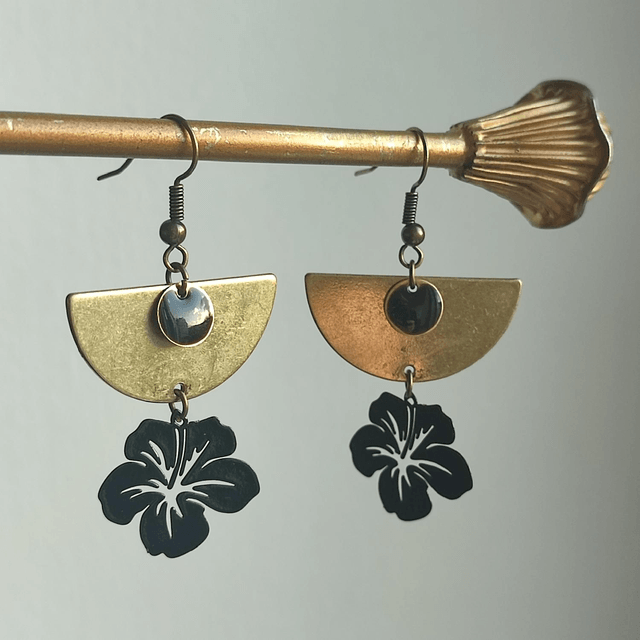 Boucles fleurs d'hibiscus noires,en laiton bronze -sans nickel 