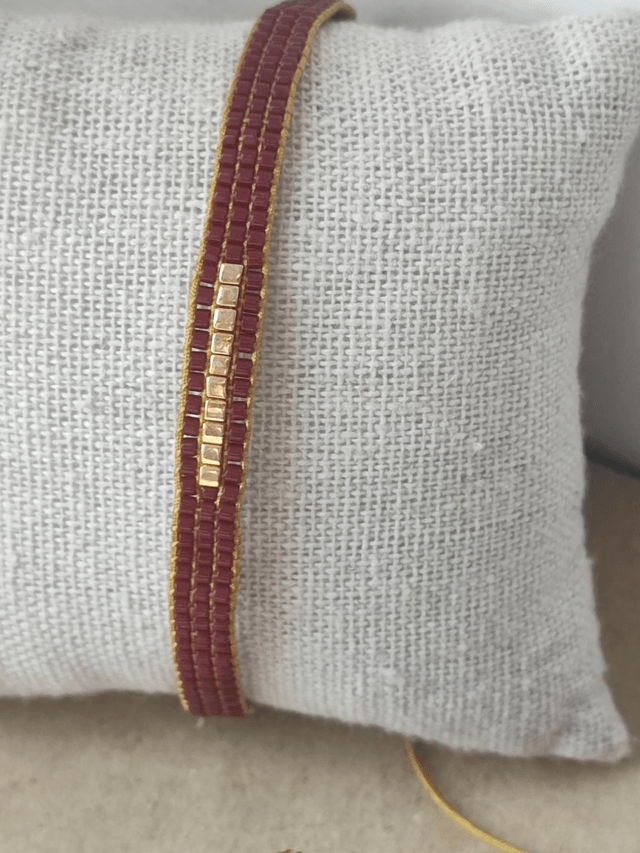 Bracelet tissé main bordeaux & carrés dorés en perles de verre miyuki , réglable sur fil de jade résistant, pièce unique 