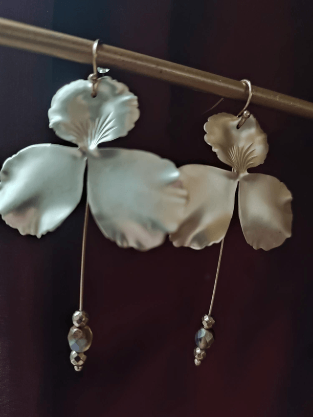 Z-Boucles d'oreilles fleurs dorées & perles en verre aux reflets bruns, fermoirs en acier inoxydable doré -sans nickel -pièce unique 
