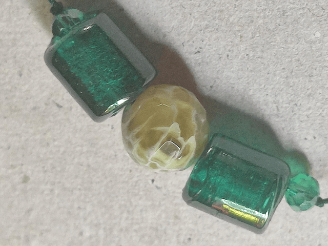 Bracelet jade véritable et perles en verre ( pierres naturelles) monté sur fil de jade résistant et réglable 