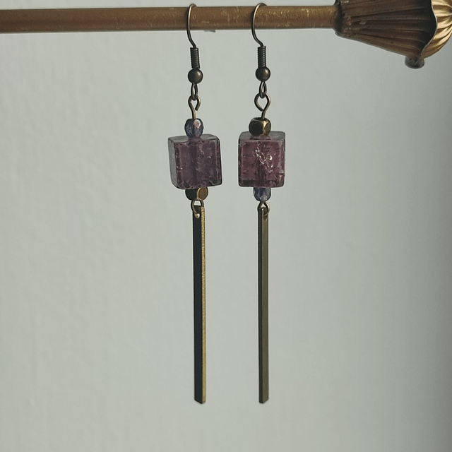 Boucles d'oreilles carrés en verre violet et laiton bronze, sans nickel, pièce unique 