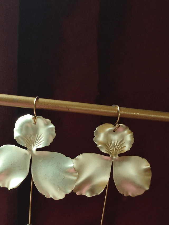 Z-Boucles d'oreilles fleurs dorées & perles en verre aux reflets bruns, fermoirs en acier inoxydable doré -sans nickel -pièce unique 