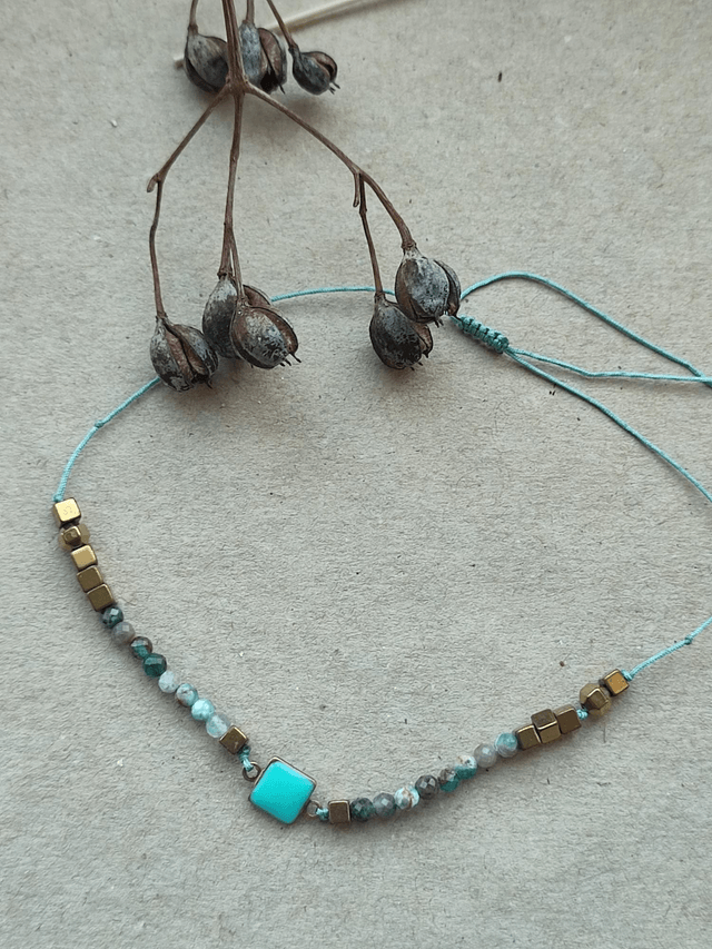 Z- Bracelet carré email et perles en turquoise véritable (pierres naturelles), monté sur fil de jade, très résistant, pièce unique 