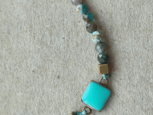 Z- Bracelet carré email et perles en turquoise véritable (pierres naturelles), monté sur fil de jade, très résistant, pièce unique 