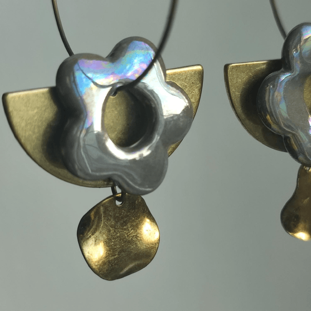 Créoles céramique fleurs grises laiton bronze-sans nickel, pièce unique 
