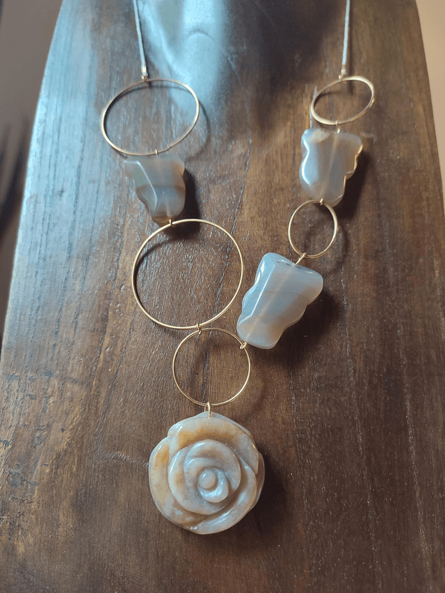 Z- Collier long fleur & pierres en agate brune ( pierres naturelles) monté sur fil de lin réglable 