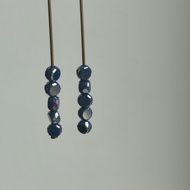Boucles d'oreilles hexagonales en verre bleu marine, acier inoxydable doré -sans nickel, pièce unique 