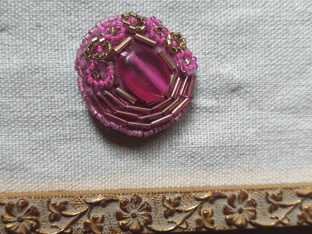 Broche tissée main " petites fleurs roses et or" verre, pièce unique 