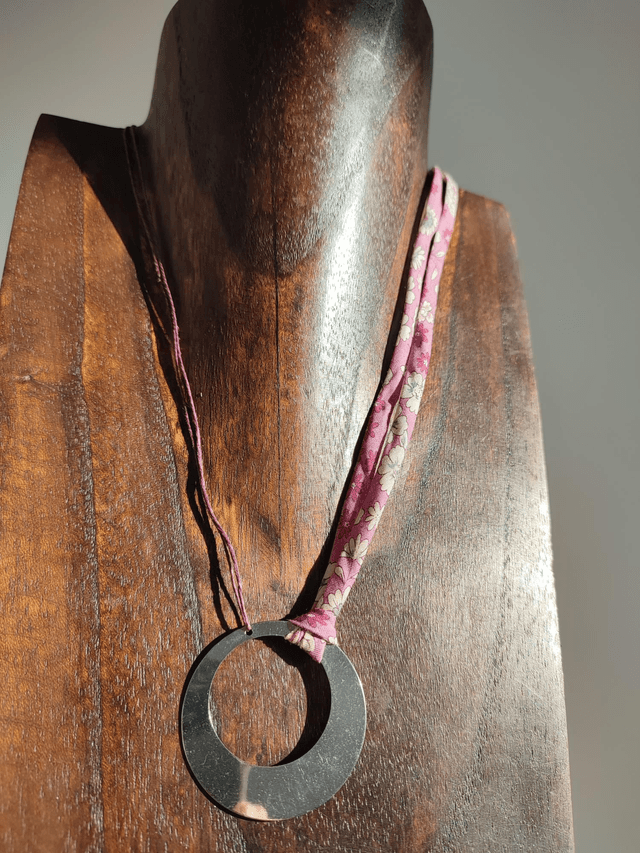 Z-Collier grand cercle argenté et cordon en liberty a fleurs roses et blanches, acier inoxydable,réglable, pièce unique 