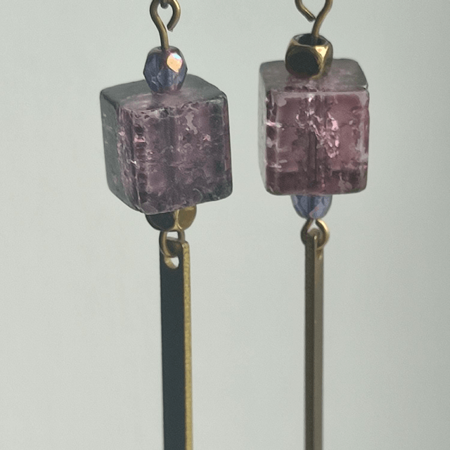 Boucles d'oreilles carrés en verre violet et laiton bronze, sans nickel, pièce unique 
