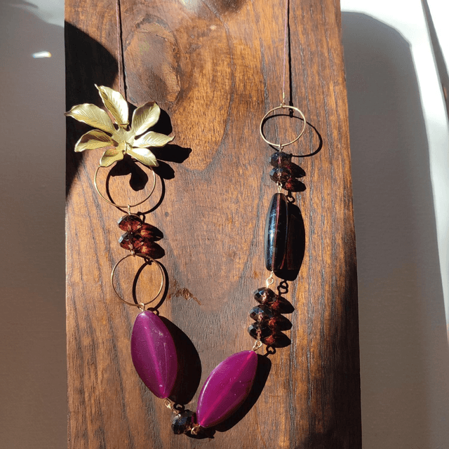 Fleur dorée, agate & verre violine monté sur fil de lin réglable, pièce unique 