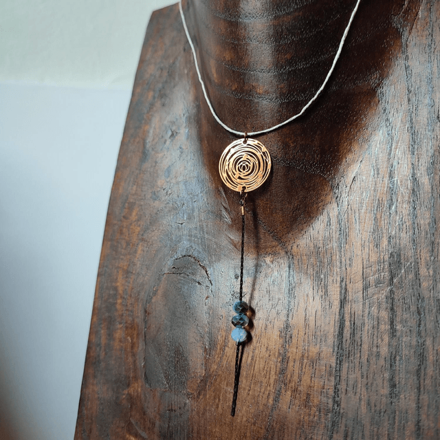 Collier cercle , chaîne noire et perles en verre monté sur fil de lin avec chaîne d'extension en acier inoxydable doré 