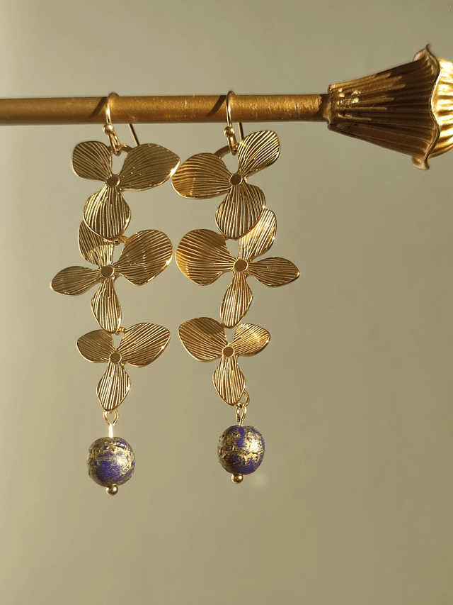Z- Boucles d'oreilles 3 fleurs dorées et perles violettes & or, fermoirs en acier inoxydable doré -sans nickel- pièce unique 