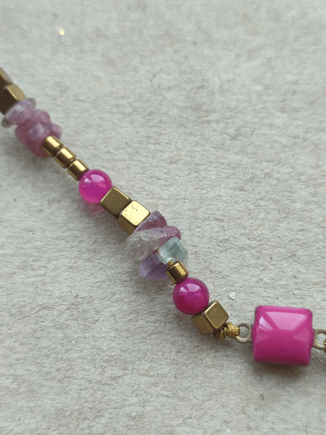 Z-Bracelet carré en émail rose fushia, perles en agate,fluorite, tourmaline ( pierres naturelles) monté sur fil de jade très résistant, pièce unique 