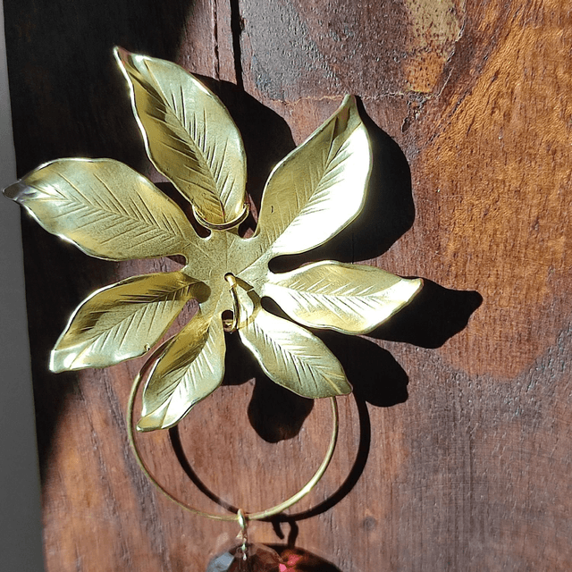 Fleur dorée, agate & verre violine monté sur fil de lin réglable, pièce unique 