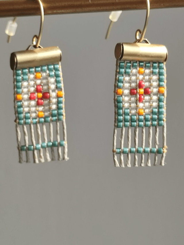 Boucles d'oreilles tissées à la main sur fil de lin avec perles miyuki -sans nickel -bleu, blanc, orange & sienne 