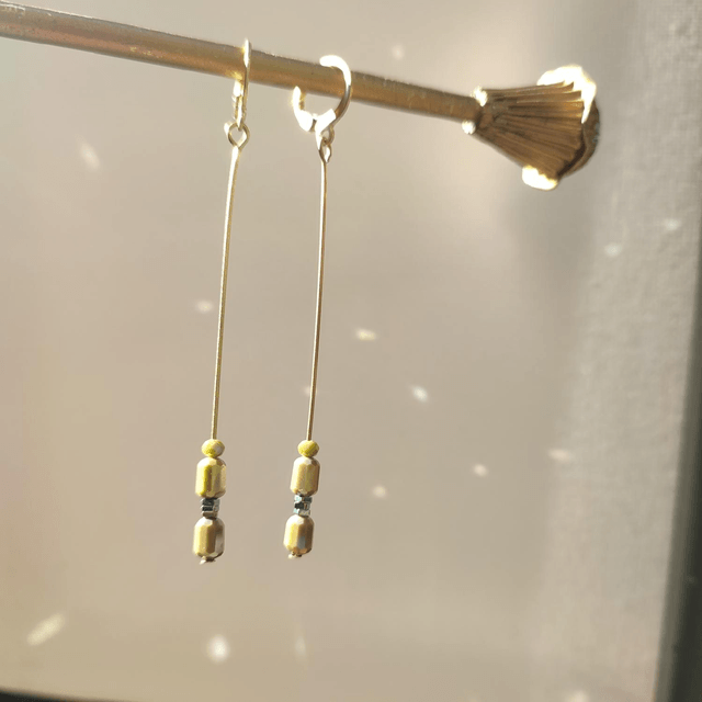 Dormeuses kaki aux reflets dorés longues en acier inoxydable doré -sans nickel, pièce unique 