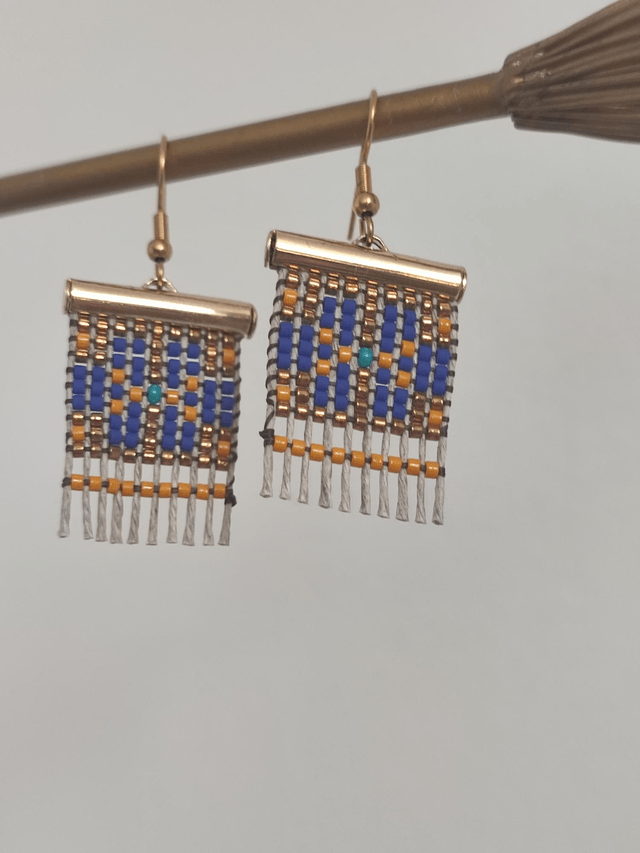 Z- Boucles d'oreilles"fleurs"tissées main en perles de verre sur fil de lin. Fermoirs en acier inoxydable doré, bleu, orange,or. -sans nickel 