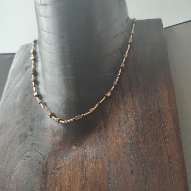 Collier en hématite doré :pierres naturelles de diverses formes, monté sur fil de jade, réglable avec chaîne d'extension, pièce unique 