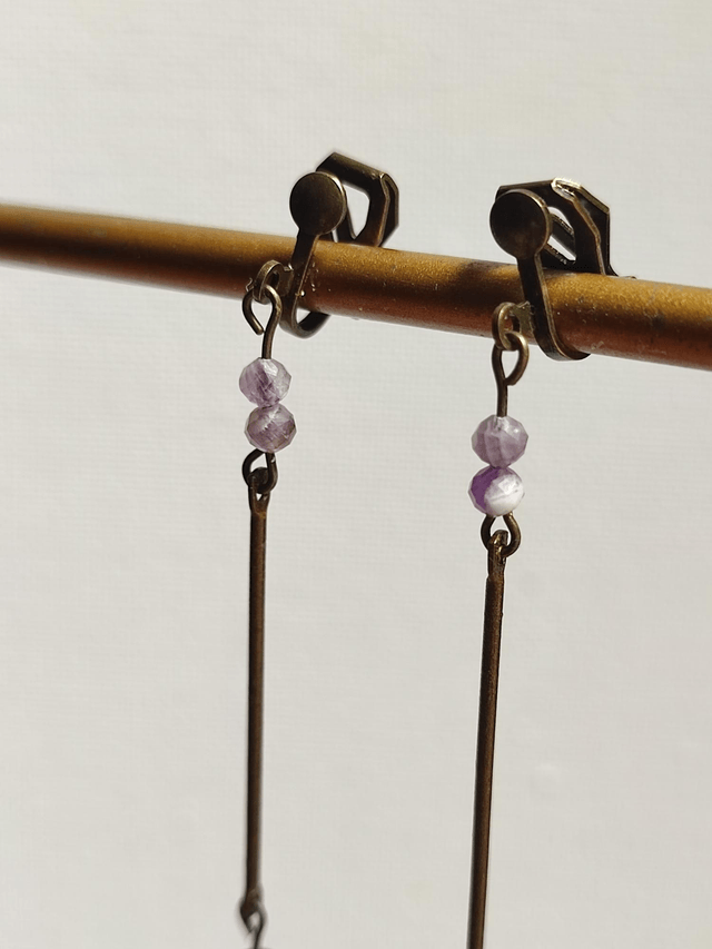 Boucles d'oreilles " clips" en améthyste &sodalite verte ( Vert et blanc)& laiton bronze-sans nickel, peut être monté oreilles percées 