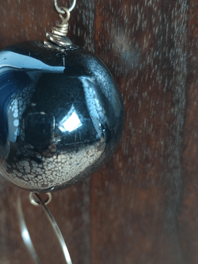 Sautoir fleur noire et blanche en verre de Murano & boule en céramique noire aux reflets irisés, monté sur fil de lin réglable en pièce unique 