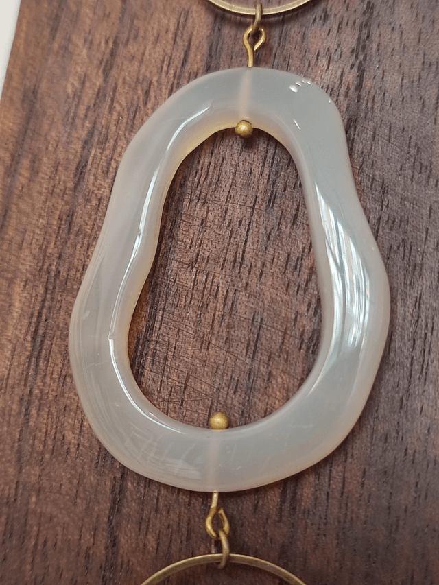 Sautoir blanc : agate, verre transparent, pierres de lune,quartz monté sur fil de lin réglable, anneaux bronze, pièce unique 