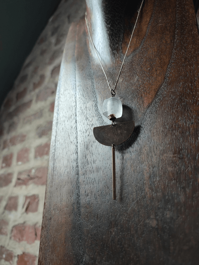 Collier carré en verre transparent et bronze monté sur fil de lin avec chaîne d'extension 