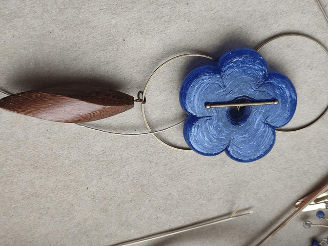 Fleur en verre de Murano, bois et verre, sautoir monté sur fil de lin réglable, anneaux laiton bronze -piece unique 