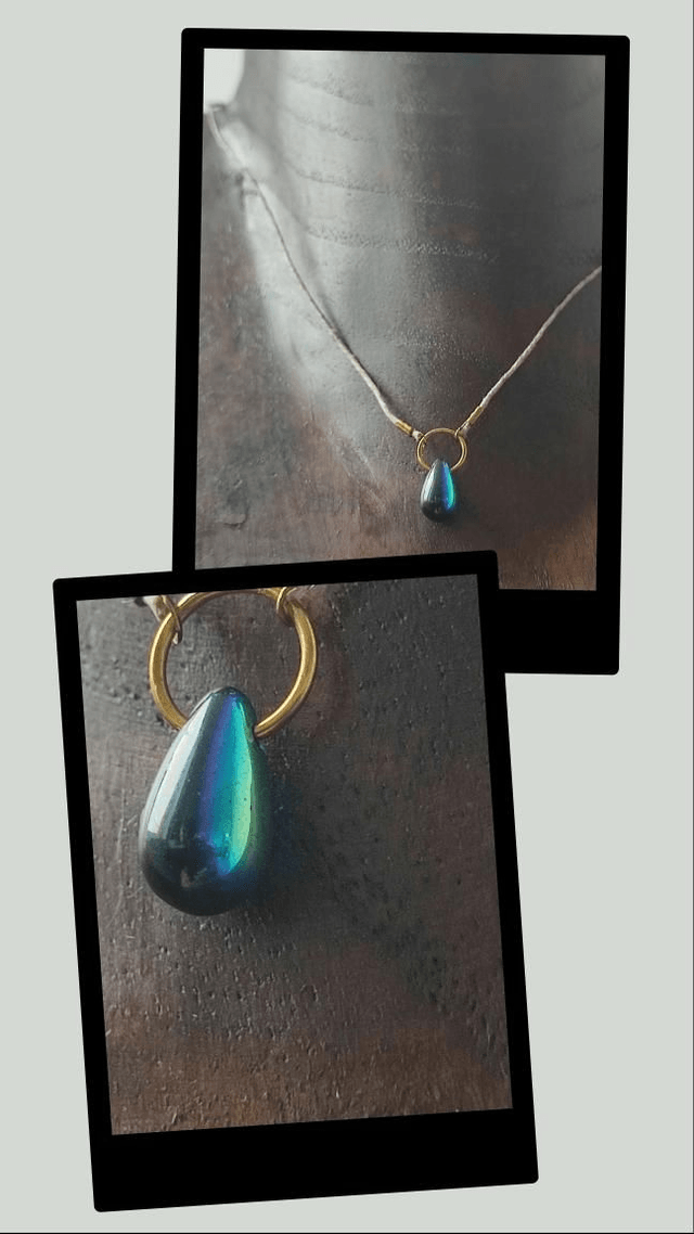 Collier gouttes en verre aux reflets turquoises et noirs, monté sur fil de jade réglable avec chaîne d'extension, pièce unique 
