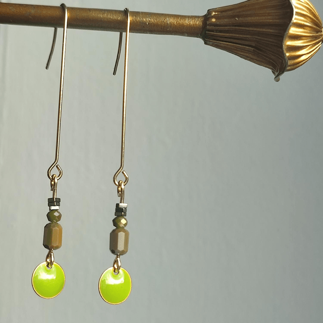 Boucles d'oreilles longues email vert pomme et verre, acier inoxydable doré -sans nickel, pièce unique 