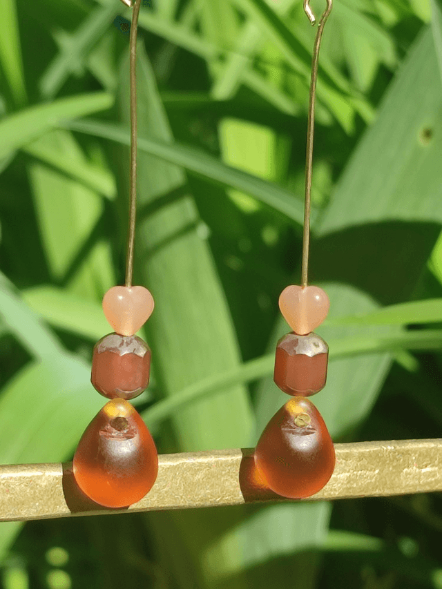 Boucles d'oreilles longues cœur, gouttes &perles en verre sur tige et fermoirs en laiton bronze -sans nickel, pièce unique 