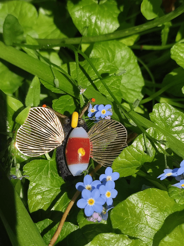 Broche tissée main perles de verre, pièce unique 
