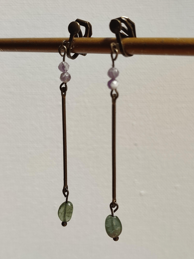Boucles d'oreilles " clips" en améthyste &sodalite verte ( Vert et blanc)& laiton bronze-sans nickel, peut être monté oreilles percées 