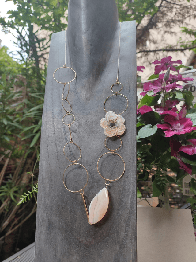 Sautoir fleur en verre de Murano et agate abricot ( pierres naturelles) monté sur fil de lin réglable - pièce unique -