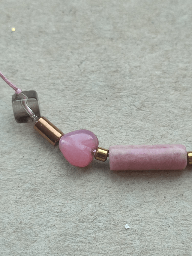 Z-Bracelet 2 coeurs 💓 en verre rose, rhodonite & hématite doré ( pierres naturelles) monté sur fil de jade très résistant, réglable 