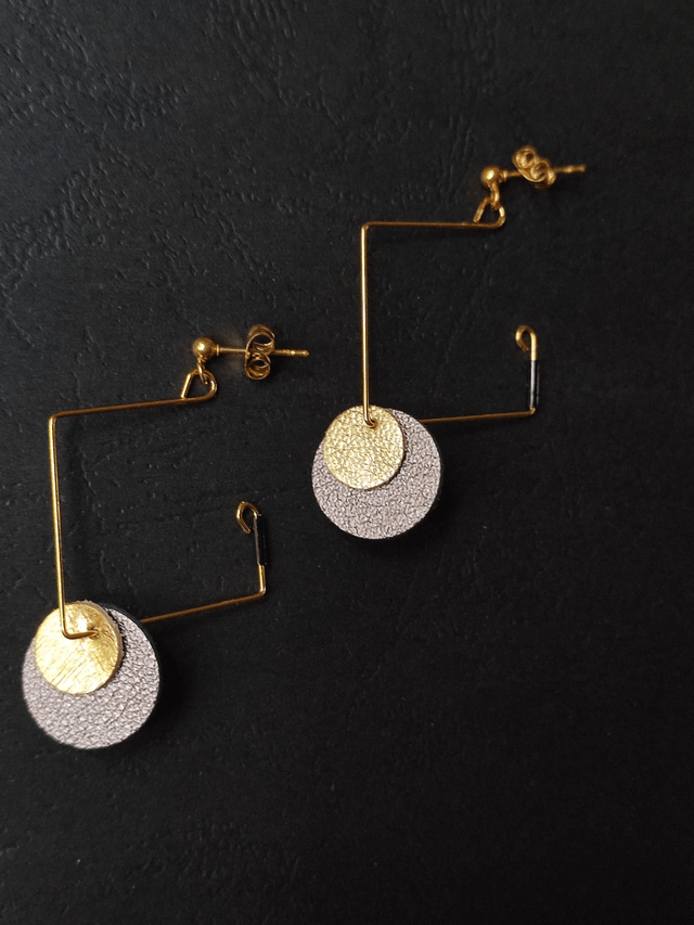 Boucles d'oreilles cuir or et noir monté sur un carré et fermoirs en acier inoxydable doré -sans nickel, pièce unique 