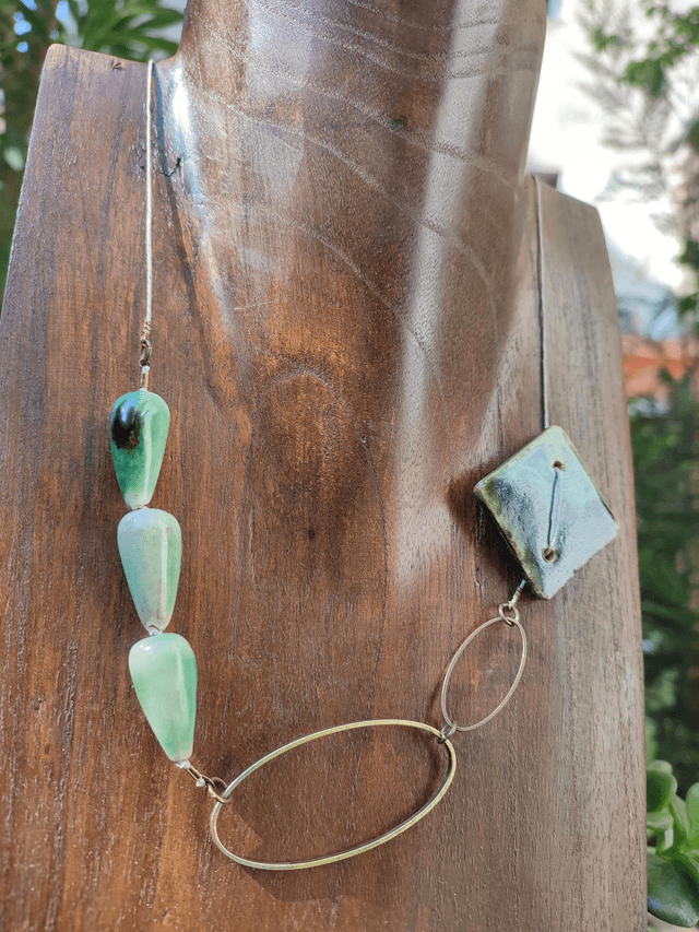 Céramique "artisanale" grès émaillé turquoise & vert, collier long monté sur fil de lin réglable - pièce unique -