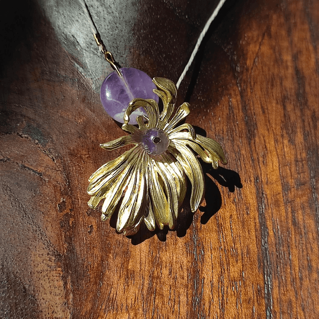 Collier améthyste & fleur  monté sur fil de lin réglable avec chaîne d'extension, pièce unique 